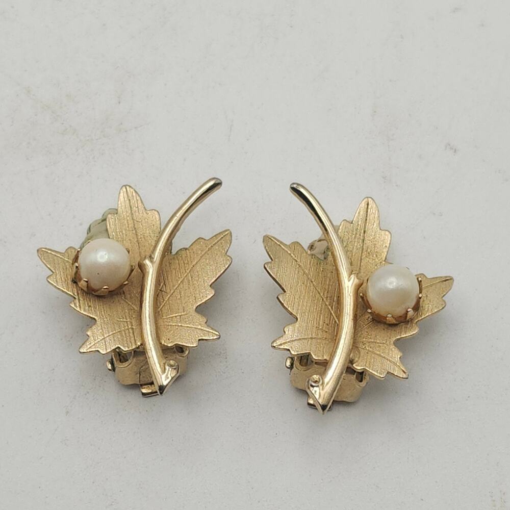 Vintage Sarah Coventry Maple Leaf Faux‎ Pearl Gold Tone Clip On Earrings Signed